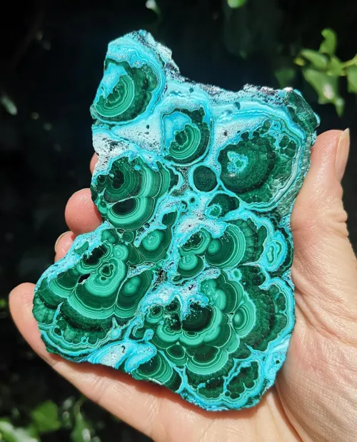 Close-up of malachite bands under microscope showing crystalline structures