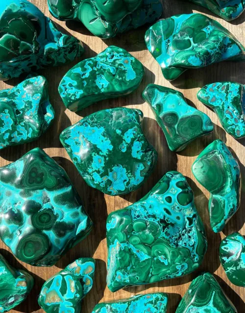 Comparison: pristine vs water-damaged malachite surface