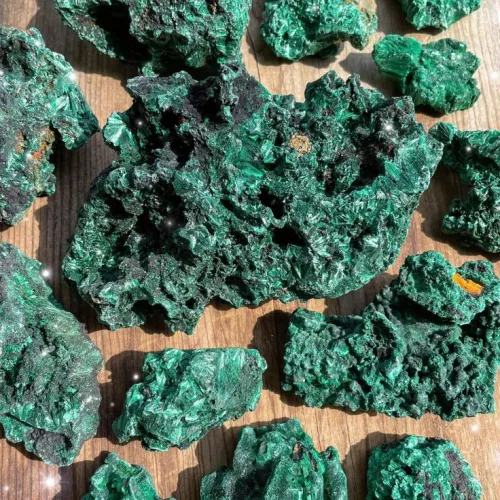 Related Image: A cross-section diagram showing malachite layers forming in wet rock crevices